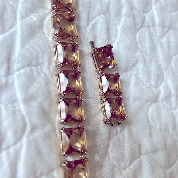 Swarovski necklace with extender and case. - Picture 4 of 6